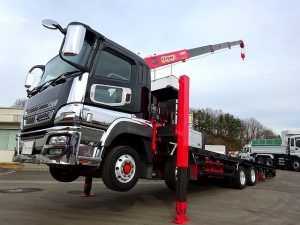 AAC ・ PS ・ PW ・ AM/FMラジオ ・ ABS 電格ミラー ・ オートクルーズ ・ 別体タコグラフ アルミホイール ・ HID ・ ETC ・ 燃料タンク300L 荷 台 : 山田車体工業 竹床材2枚張り スタンションホール 3対 ウィンチ付 クレーン : 古河ユニック / URU504H(同年) ラジコン フックイン